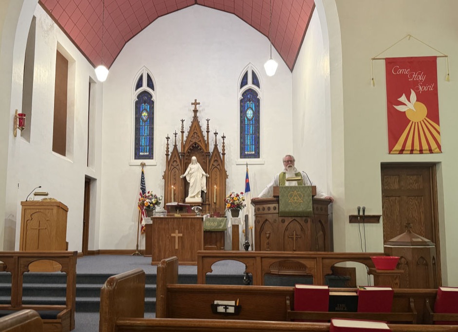 Wallingford Lutheran Church Iowa ELCA Pastor John Wolf Altar Advent Morphew Photo